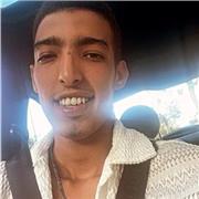Soy un chico con alto nivel de Frances ,ingles y arabe